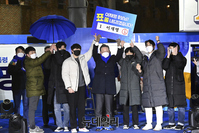 [포토] 지지자들과 기념촬영하는 이재명 후보