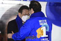 [포토] 파란 목도리 전달 받는 이재명