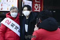 [포토] 지지자와 기념촬영하는 최재형