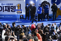 [포토] 선거유세 2일차, 유권자께 지지호소하는 이재명