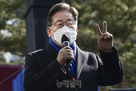 [포토] 이재명 후보, 강남역서 지지호소