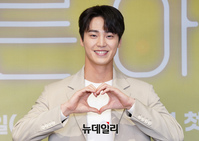 [포토] 배우 이태환 '건치 하트'