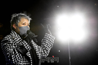 [포토] 이재명 지지 유세하는 가수 이은미