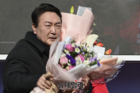 [포토] 지지자로부터 꽃다발 받은 윤석열