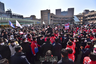 [포토] 지지자와 인사하는 윤석열 후보