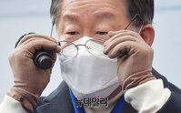 [포토] 안경 고쳐쓰는 이재명 민주당 대선 후보