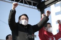 [포토] 안성서 두 주먹 불끈 쥔 윤석열 후보