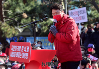 [포토] 윤석열 후보 유세장 연단에 오른 개그맨 김종국