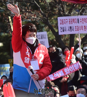 [포토] 성남 야탑역 유세장서 손들어 화답하는 김은혜 의원