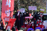 [포토] 성남 유세장에 등장한 '굿바이 이재명' 저자 장영하 변호사 