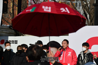 [포토] 고속터미널 광장서 지지호소 하는 윤석열 후보