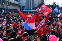 [포토] 손들어 인사하는 윤석열·조은희
