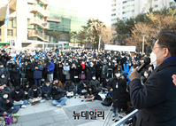 [포토] 왕십리역사광장서 지지호소 하는 이재명 후보