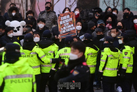 [포토] 윤석열 종로 유세장서 제지 당하는 좌파단체 회원