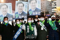 [포토] 김동연·송문희, 종각역서 지지자와 기념촬영