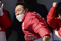 [포토] 경북 상주 찾은 윤석열, 어퍼컷 세리머니