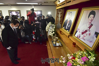 [포토] 박정희 대통령 내외 영정 참배하는 윤석열 후보