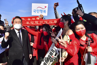 [포토] 지지자들과 기념촬영하는 윤석열 후보