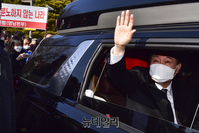 [포토] 지지자들에게 인사하는 윤석열 후보