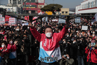 [포토] 김천역 광장서 지지호소 하는 윤석열 후보