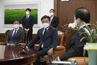 [포토] 국회의장 면담하는 윤호중 민주당 원내대표