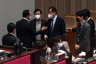 [포토] 예결위원장에 항의하는 맹성규 민주당 의원