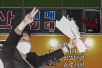 [포토] 꽃다발 받은 윤석열 후보 응원하는 지지자