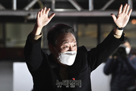 [포토] 대구 시민과 인사하는 윤석열 후보