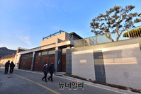 [포토] 박근혜 전 대통령 사저 둘러보는 주민들