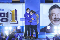 [포토] 광주 5.18광장서 손잡은 이재명-이낙연