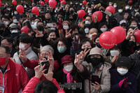 [포토] 윤석열 연호하는 김해 지지자들