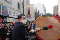 [포토] 거제 유세에서 승전고 퍼포먼스하는 윤석열