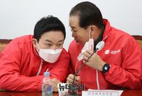 [포토] 대화 나누는 권영세·원희룡