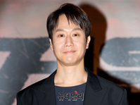 [[포토] '영화 뜨거운 피' 자체발광 하는 배우 정우