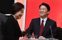 [포토] 토론회서 인사나누는 심상정·안철수