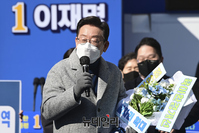 [포토] 공약 꽃다발 받은 이재명 후보