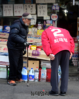 [포토] 숭인2동서 구민들에 인사하는 최재형 후보