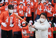 [포토] 배팅 퍼포먼스 하는 안철수 대선후보