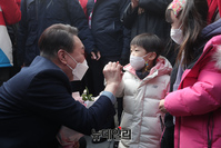 [포토] 아이들과 인사하는 윤석열 후보