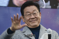 [포토] 부천 시민들에 미소 보내는 이재명