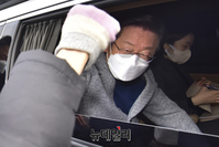 [포토] 유세 마치고 지지자와 인사하는 이재명 대선후보