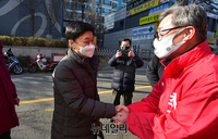 [포토] 지원유세 나선 정인봉 전 의원과 악수하는 최재형 후보 