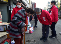 [포토] 숭인2동 주민들과 악수하는 최재형