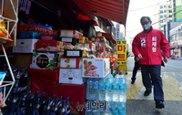 [포토] 숭인2동 뚜벅이 유세 나선 최재형