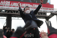 [포토] 충남 보령 유세서 두손 들어 화답하는 윤석열