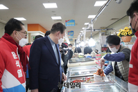 [포토] 군산공설시장 찾은 윤석열 대선후보