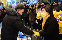 [포토] 상인들과 인사 나누는 심상정 정의당 대선후보