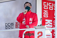 [포토] 성균관대 앞에서 지지호소 하는 최재형 후보