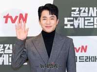 [포토] 배우 김영민 '배우의 카리스마 있는 손인사'