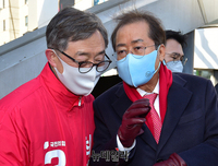 [포토] 대화 나누는 홍준표-최재형